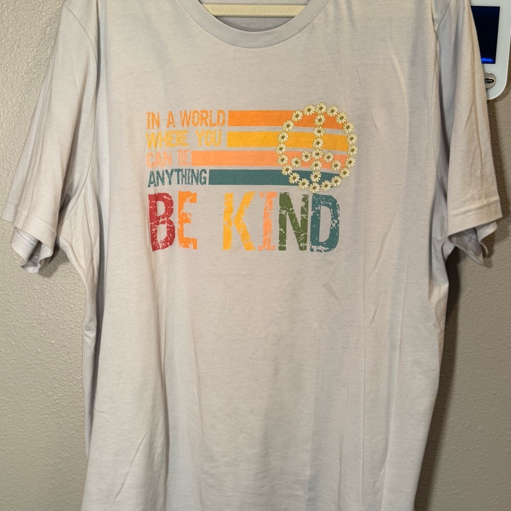 ☀️☀️☀️Be Kind Graphic Tee